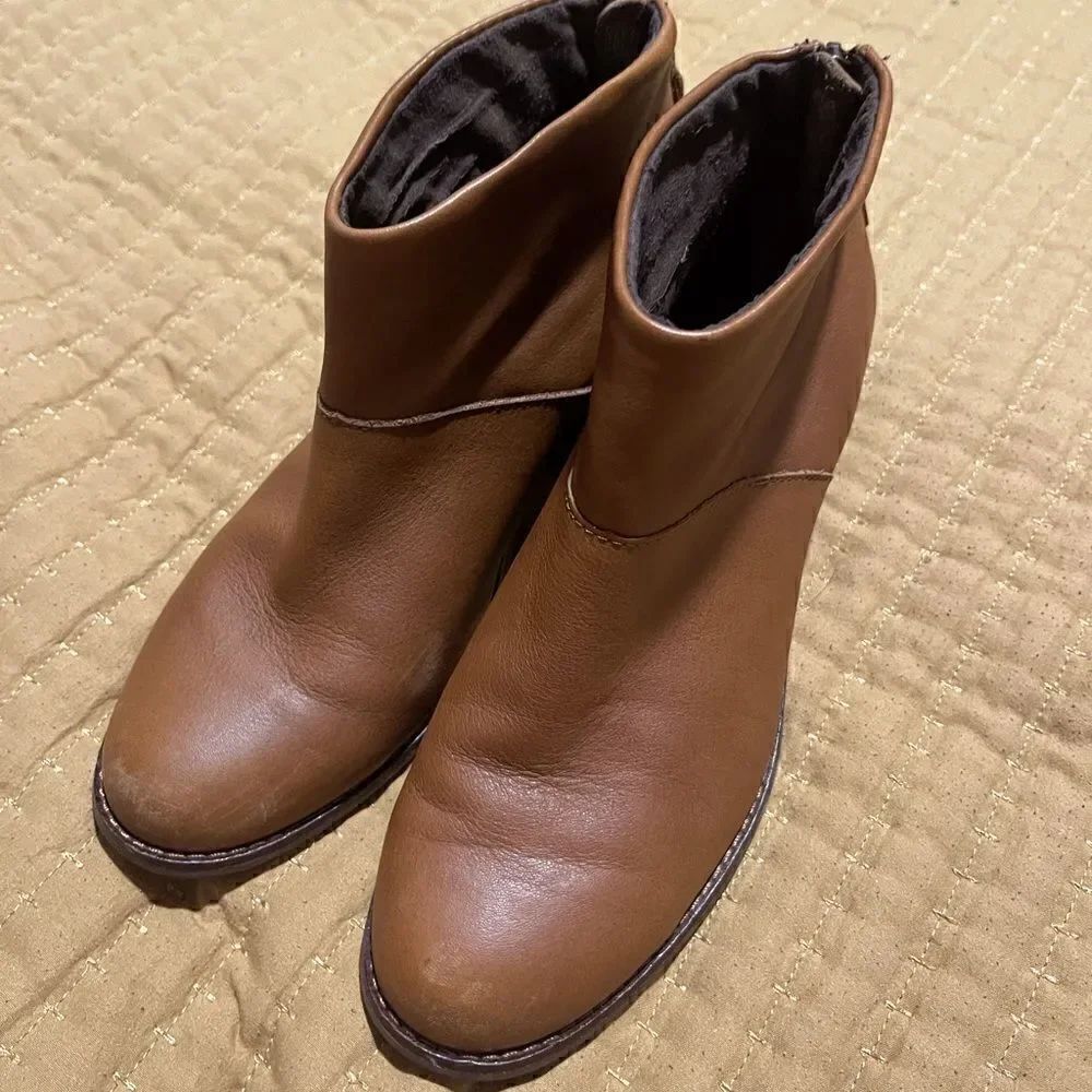 Toms booties 6 1/2 brown zip in back